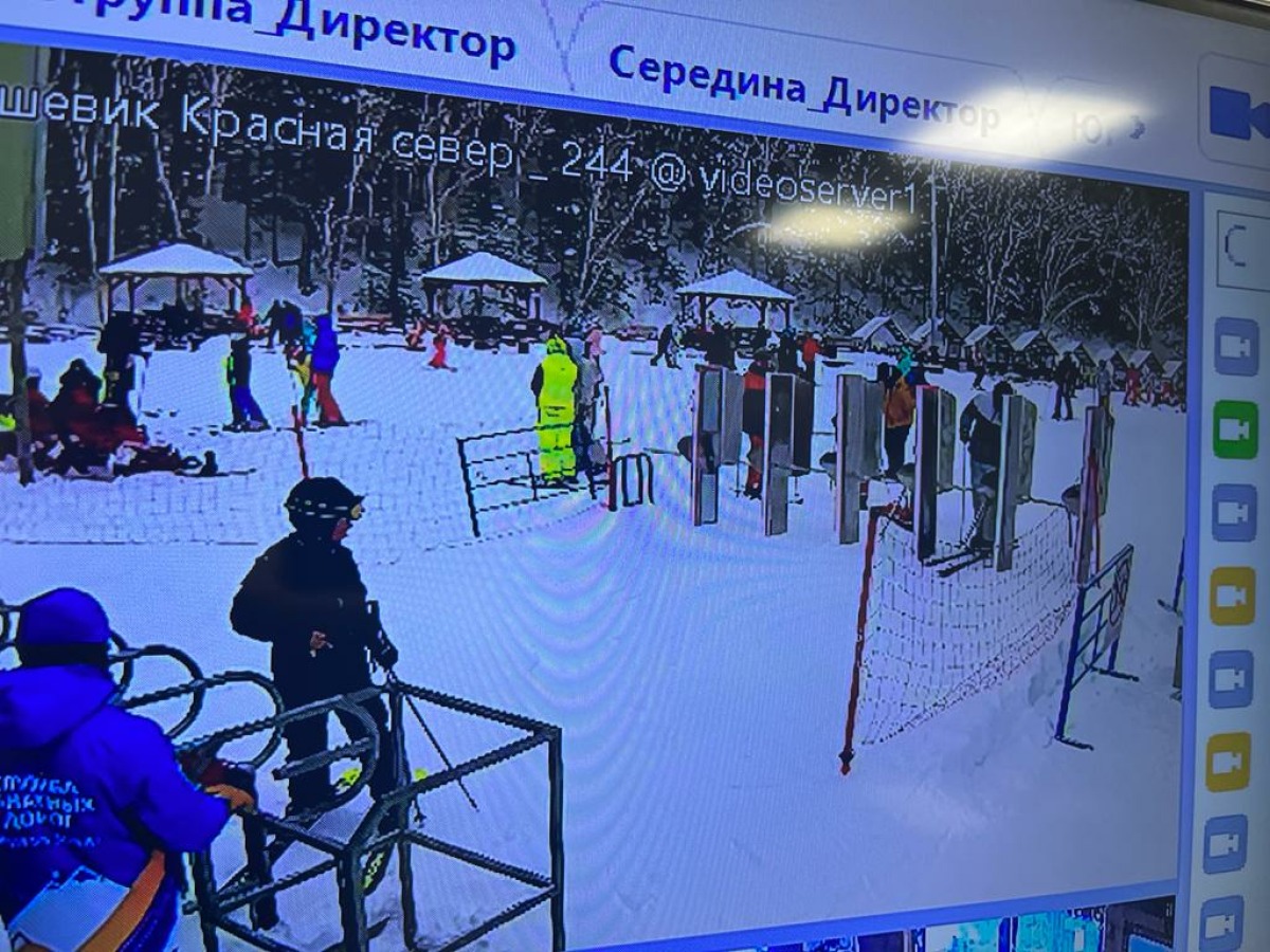 Подняться на гору можно также из Долины туристов